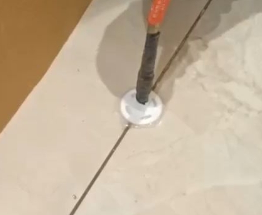 邵武瓷砖空鼓维修公司专业解答瓷砖在铺贴过程中，如果没有涂抹均匀到位的粘结材料（如水泥砂浆或瓷砖胶），可能会导致以下问题
